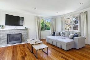 Sunlit Suburbia - A Breezy Abode in Glen Waverley